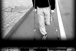 瘸子走路的短视频,短视频中的生活瞬间